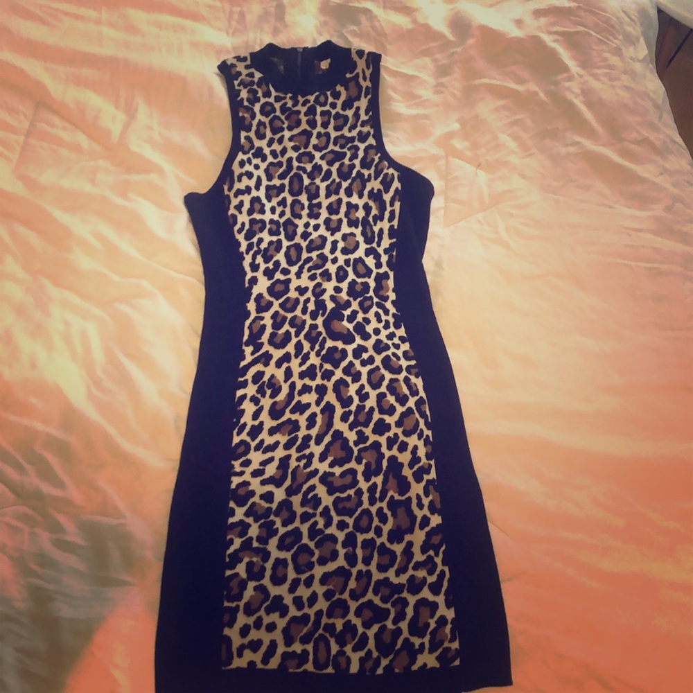 Adorable leopard sleeveless sweater dress!